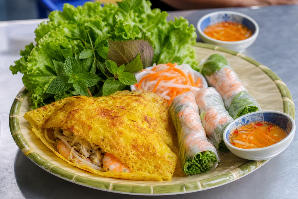 Bánh xèo và gỏi cuốn kiểu ăn vặt Sài Gòn