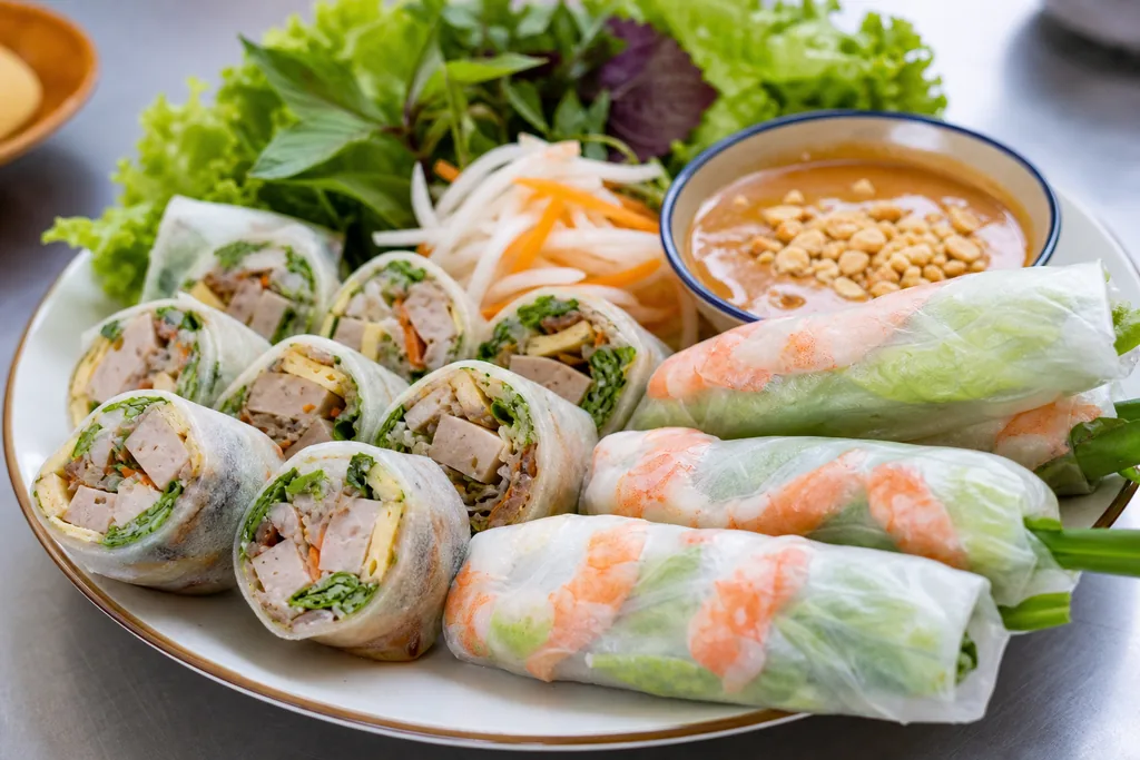 Gỏi cuốn và bò bía ăn vặt Sài Gòn
