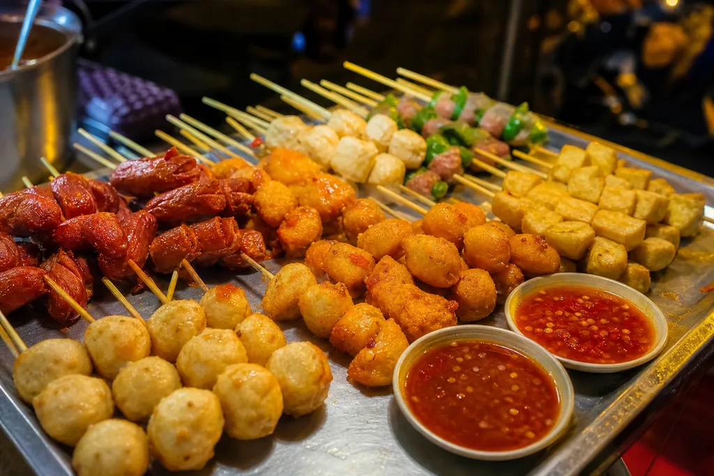 Xiên que và cá viên chiên ở khu ăn vặt Sài Gòn