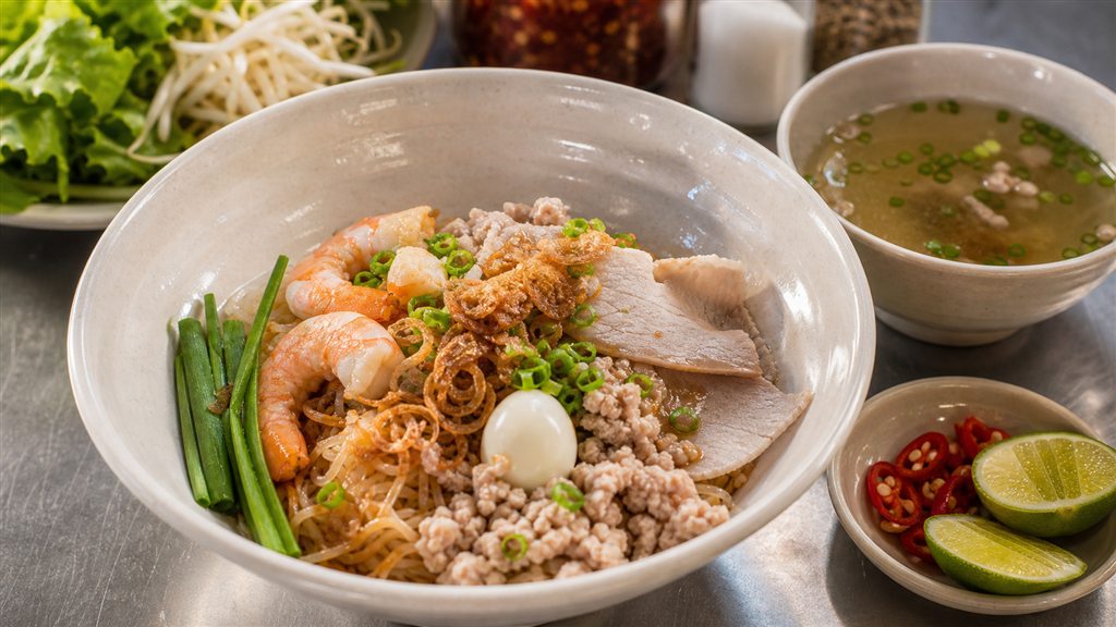 Hủ tiếu Nam Vang khô ăn cùng chén nước lèo