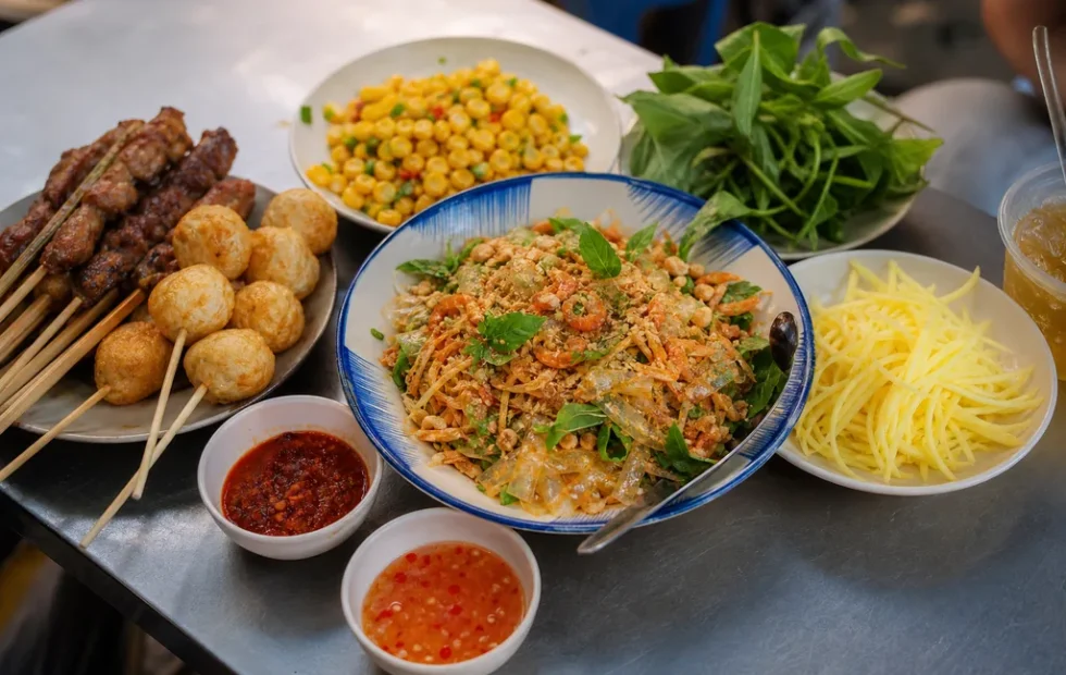 Món ăn vặt Sài Gòn với bánh tráng trộn và xiên que