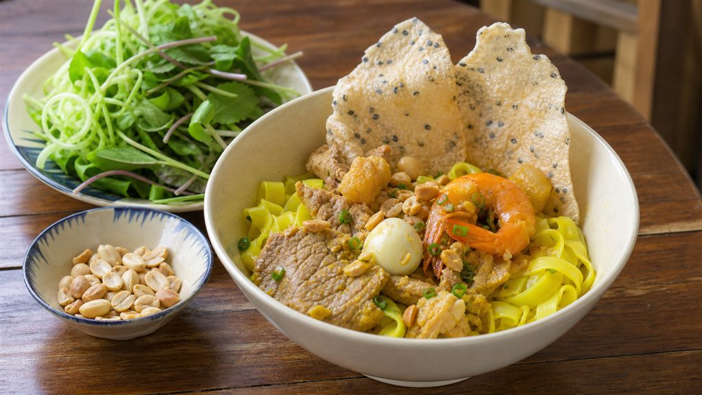 Tô mì Quảng với tôm thịt và rau sống