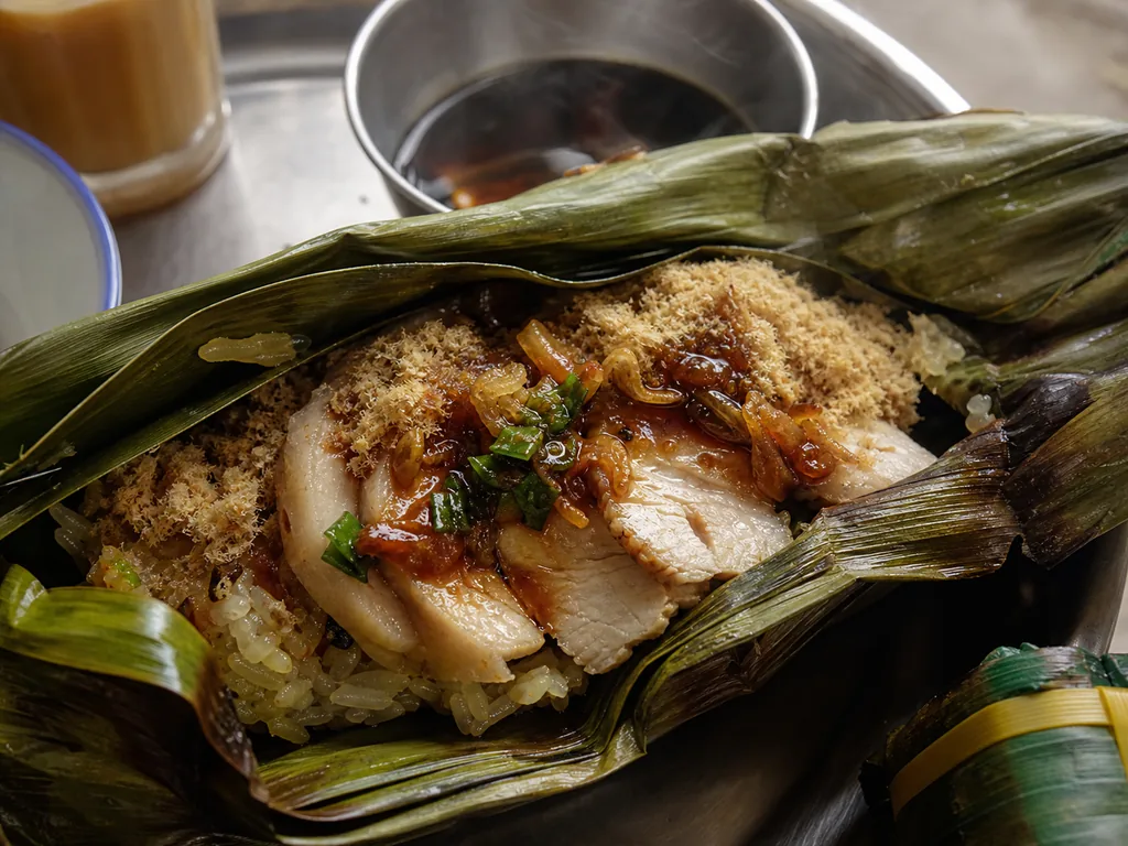 Gói xôi mặn lá chuối mở ra với topping đậm đà