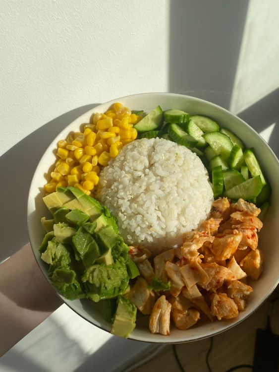 Bowl cơm gà với rau củ tươi - bữa ăn sau giờ tập giàu đạm