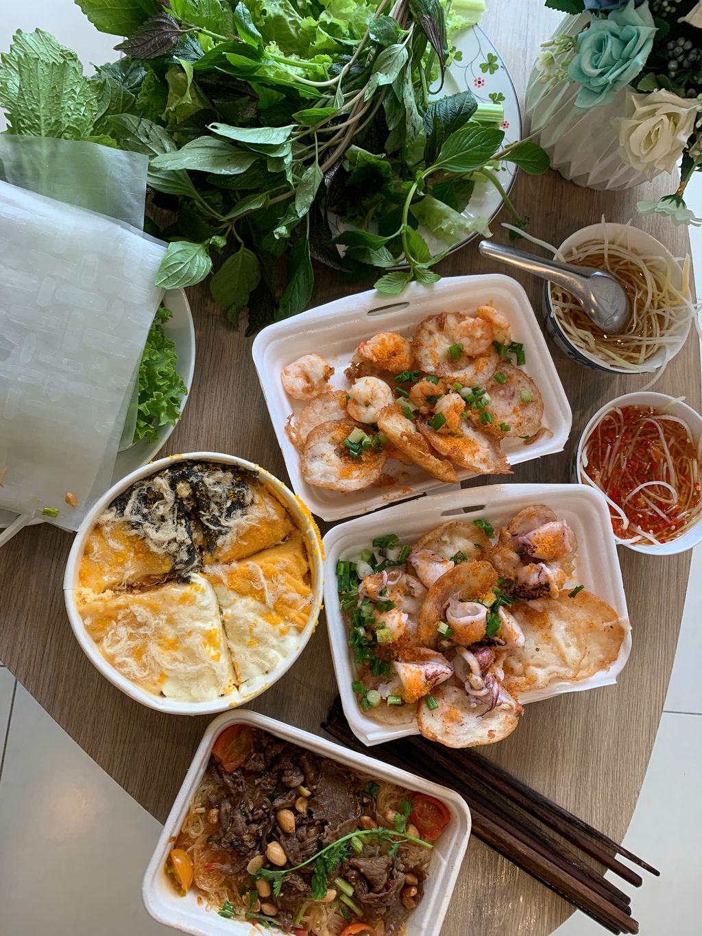 Bánh tráng trộn Sài Gòn với đầy đủ topping