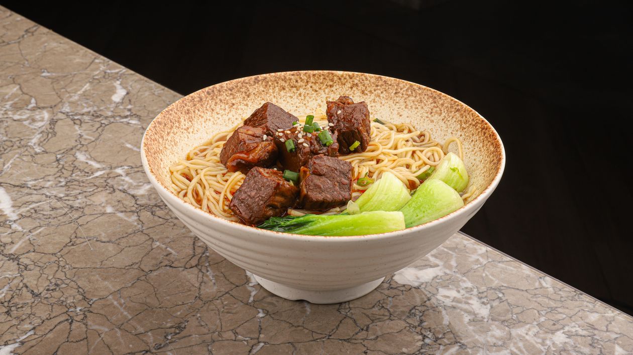 Phở bò tái nóng hổi với thịt bò tái mềm
