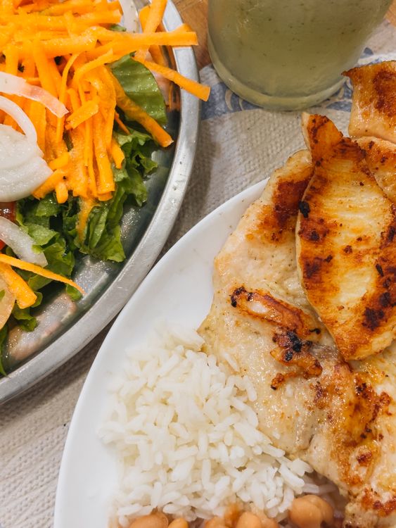 Gà nướng với cơm và salad - bữa sau tập giàu protein