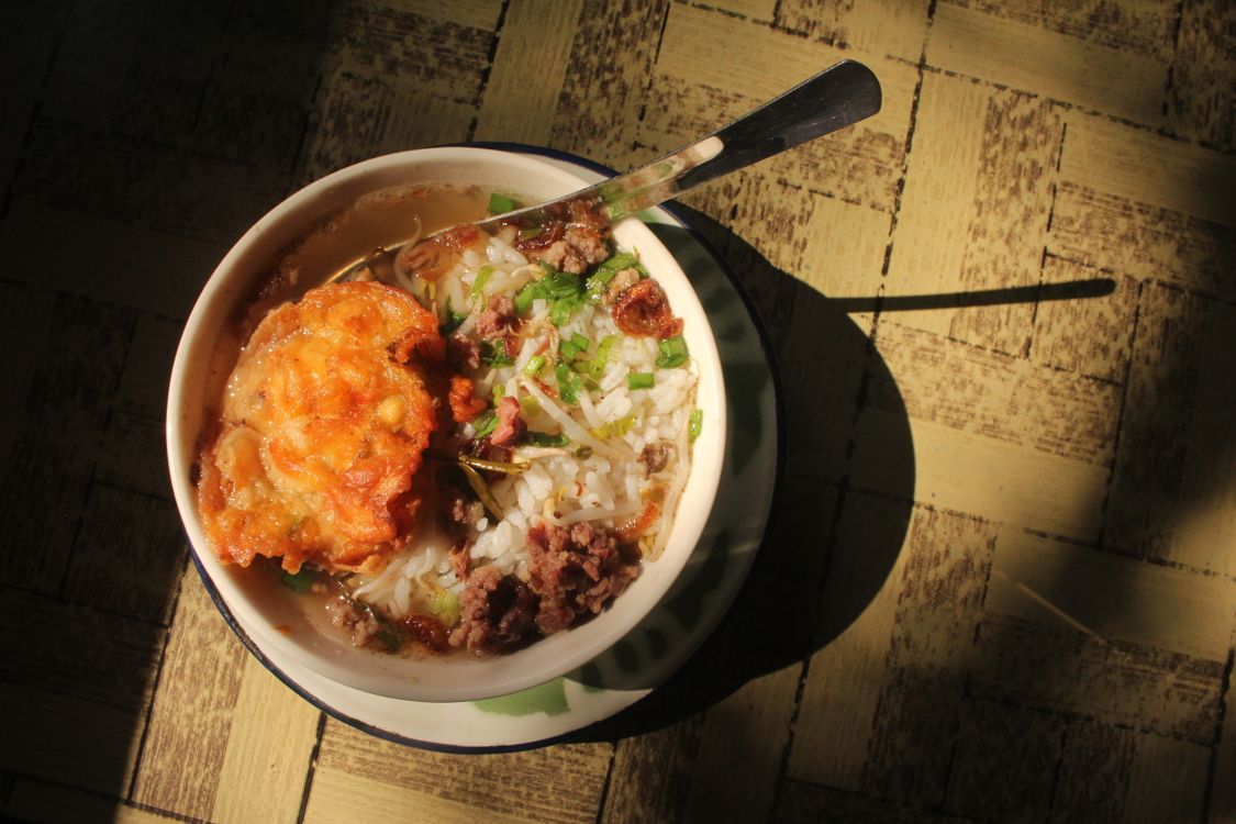 Quán phở ngon Sài Gòn với bát phở đầy đủ topping