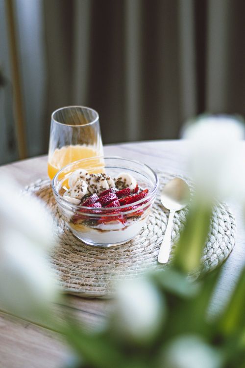Sinh tố bowl với berries và hạt - lựa chọn nhẹ sau giờ tập