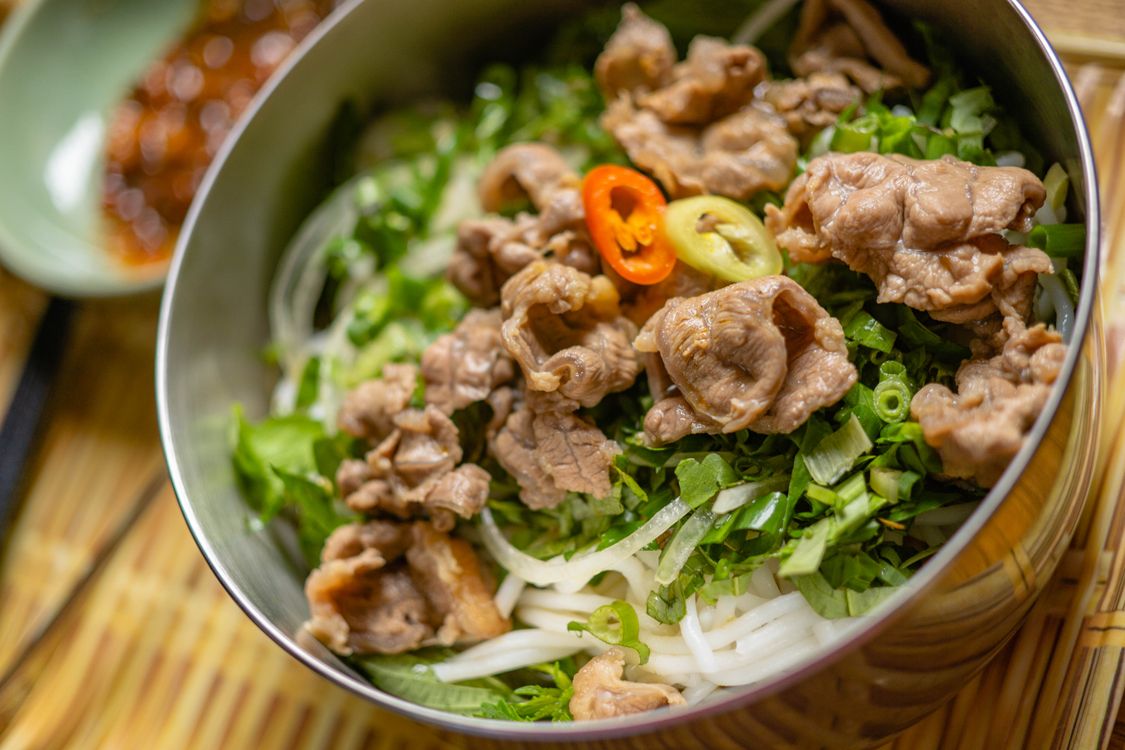 So sánh phở Bắc và phở Nam qua bát phở bò tái