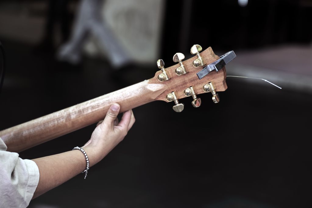 Bàn tay lên dây đàn guitar chuẩn bị biểu diễn