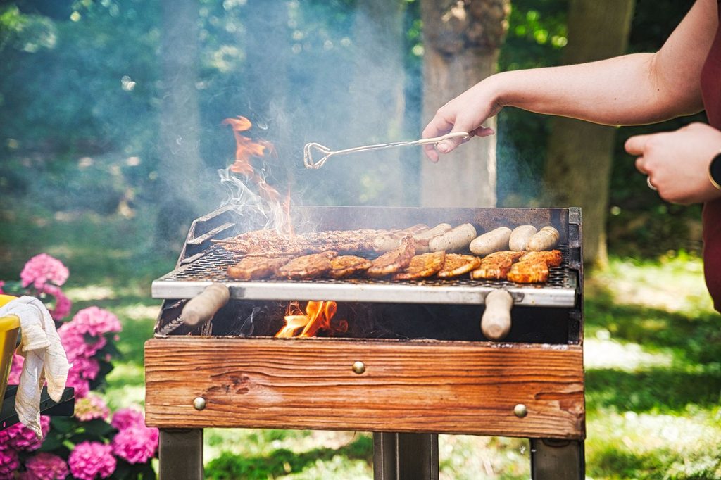 Hải sản và thịt nướng trên vỉ tại quán nướng sân vườn