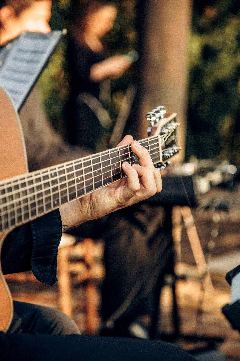 Bàn tay đang chơi guitar với tông màu ấm